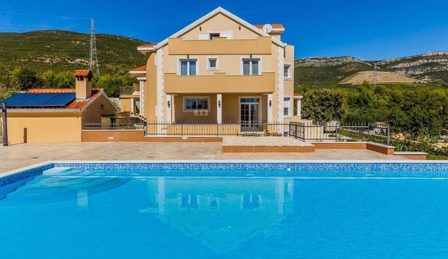Villa Stone Queen in Kaštel Novi