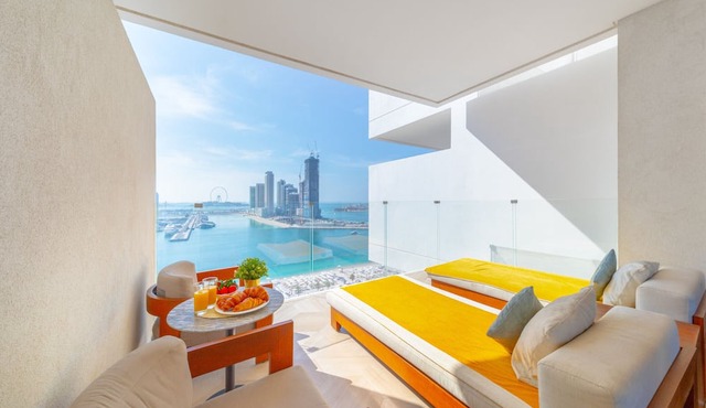 Luxury Apt & Private Beach - FIVE Palm Jumeirah in Dubai