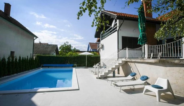 Villa Mina - modern house with swimming pool for 12 people in Kladovo