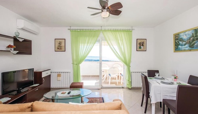 Cozy apartment in Smrika with WiFi