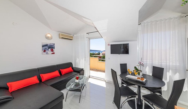 Stunning apartment in Kastel Kambelovac