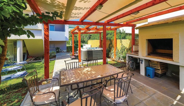 3 bedroom awesome apartment in Kastel Kambelovac