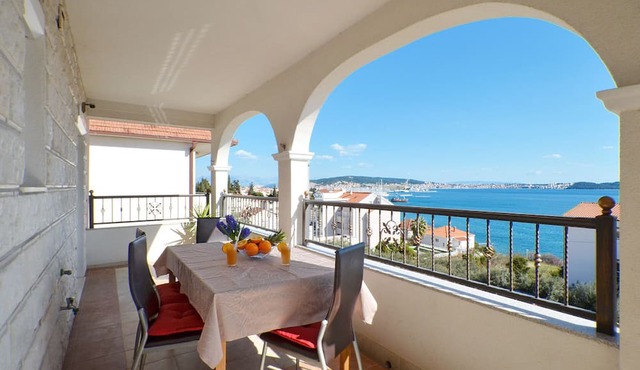 ARTE, spacious apartment with sea view, 4 + 1 persons, 80m from pebble beach