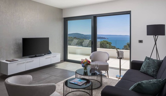 Luxury Apartment Nautica with Pool III