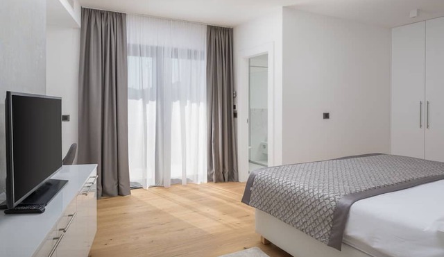 Luxury Apartment Nautica with Pool I