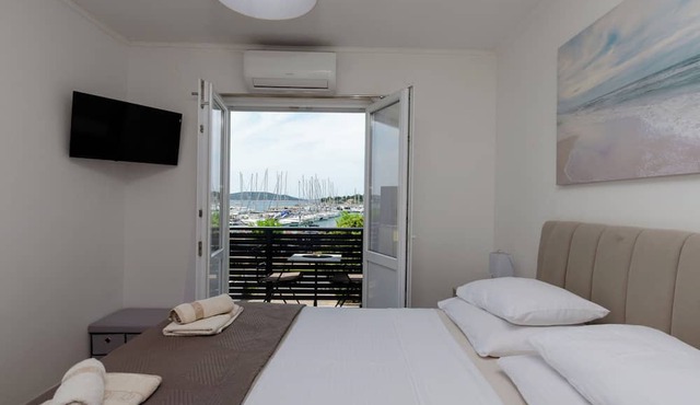 Apartments and Rooms Mare