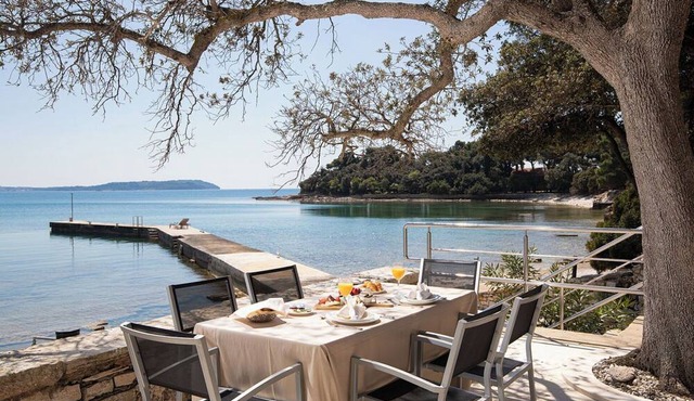 Stunning private villa for 6 people with WIFI, hot tub, A/C, TV, terrace and pets allowed