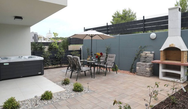 Luxus-Appartement mit Jacuzzi, Parkplatz und Garten by Interhome