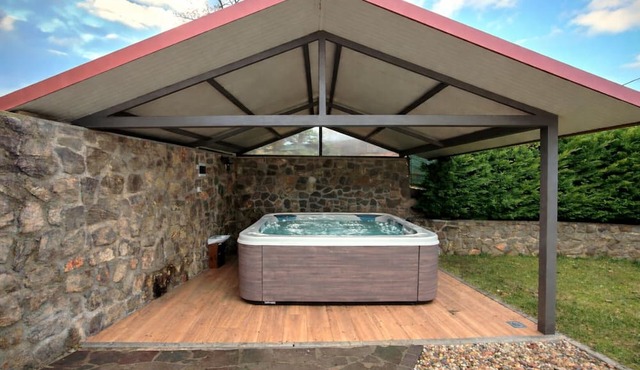 Wonderful private villa with hot tub, sauna, A/C, private pool, WIFI, terrace and pets allowed
