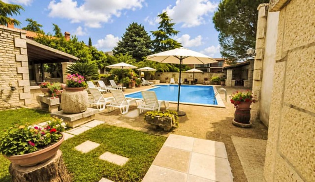 Wohnung mit Schwimmbad by Interhome
