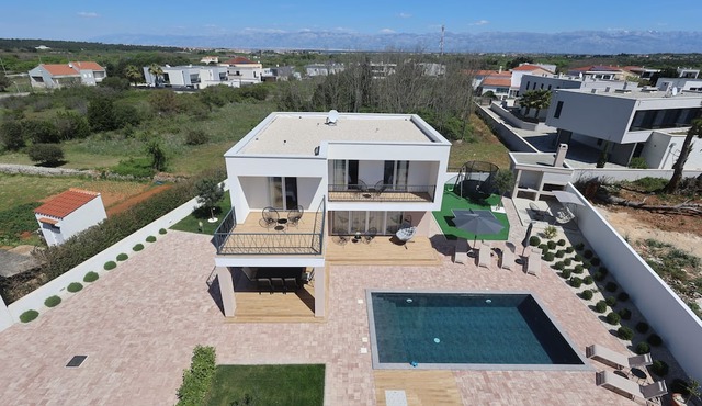 3-bedroom villa in gorgeous Zaton with cool AC