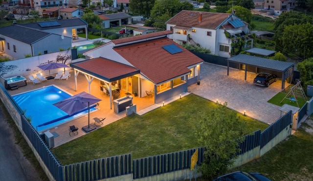 Villa Beauty near Rovinj for 7 people with 55 m2 private heated pool, wellness & kids playground