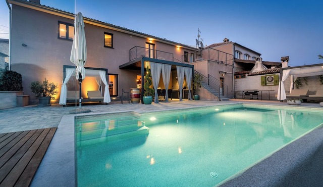 Villa with pool for 6 people, children's playground, darts, table tennis table