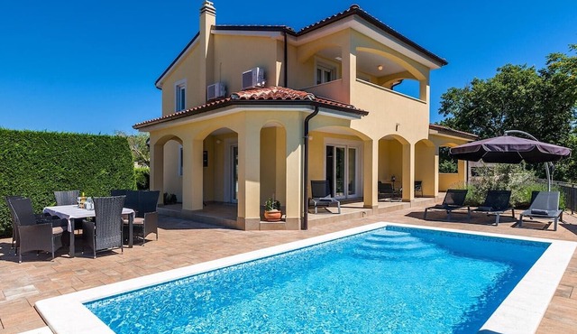 Villa Florami – Heated Pool, Sea Views and Peaceful Location