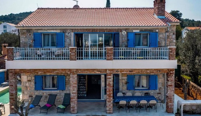 Villa with pool and sea view