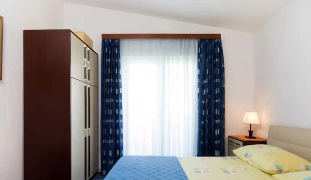Sunny apartment with large balcony near the beach in Kaštel Štafilic