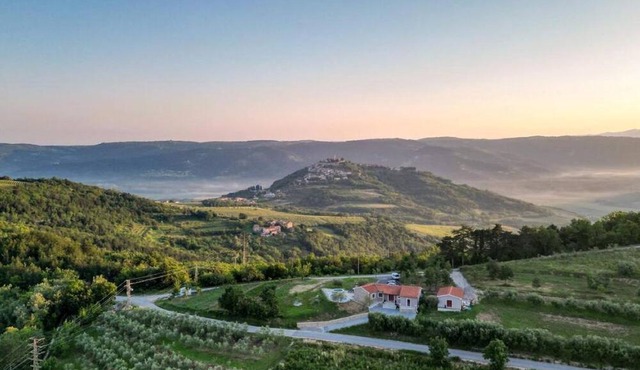 Modern villa with swimming pool and garden in Motovun