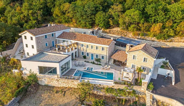 Beautiful private villa for 20 people with WIFI, hot tub, A/C, private pool, TV and terrace