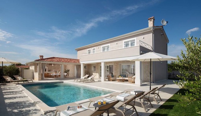 Luxury Gabriel Residence for 8 people with 32 m2 private salt-water pool in Central Istria in Žminj