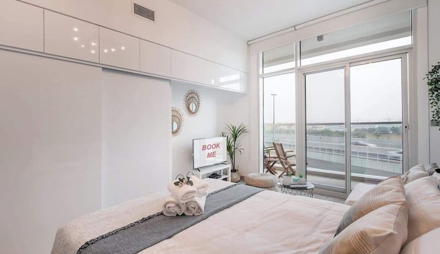 StayShort - Elegant & Bright Studio Retreat in Dubai Marina that Sleeps 3 in Marina/JBR