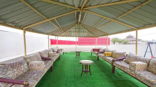 Al Saad Farm Family Resort with Private Pool, Aqua park & Play Area By Betu in Remah