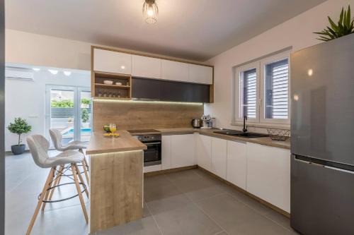Exclusive Villa Del Mar in Milna with a pool in Milna
