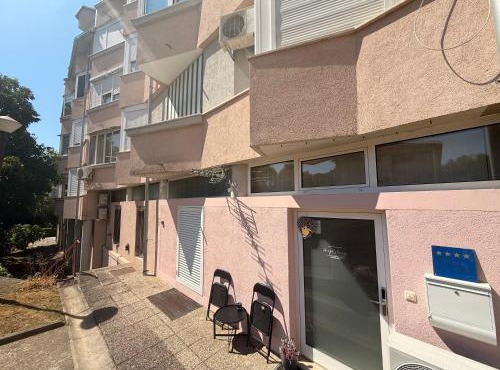 Hugo s home, apartman blizu bazena i bolnice