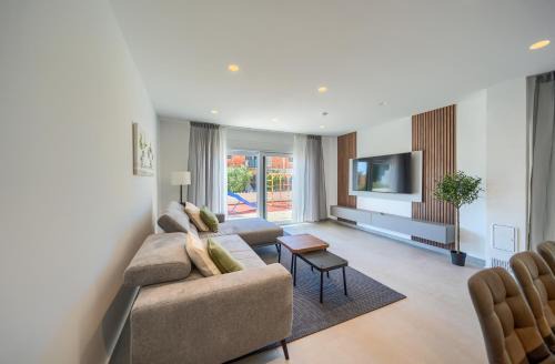 Villa Generacija - Luxury 5-Bedroom Villa with Private Pool & Jacuzzi in Pakoštane