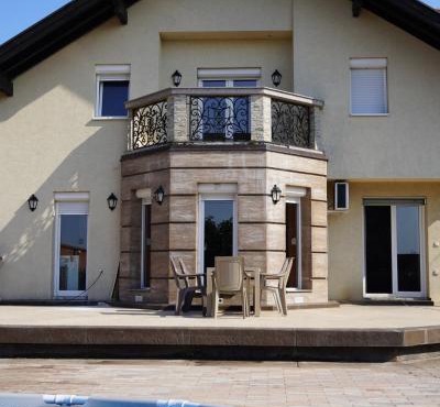 Vila Apolonia in Stari Banovci