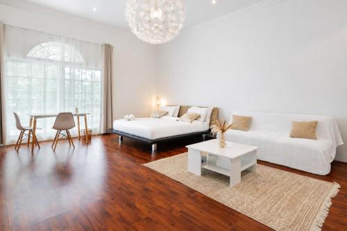 Spacious Modern Master with Balcony 3 - The Villa Jumeirah in Dubai