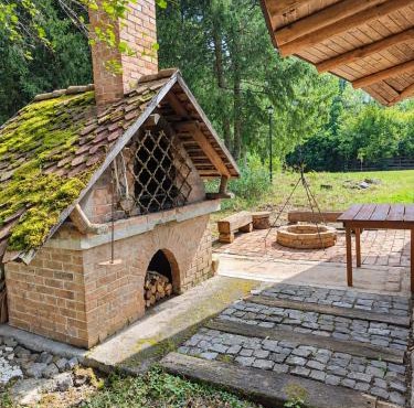 Traditional wooden cottage in Eremitu