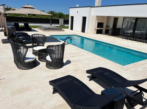 Villa DEL SOLE with Heated Saltwater Pool, Jacuzzi and Sauna in Ljubuški