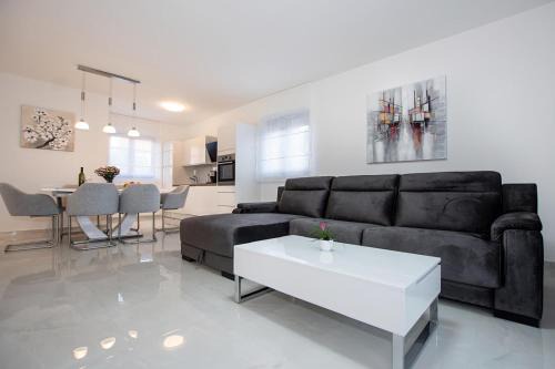APARTMENT 1 Villa Stella Deluxe with a heated swimming pool, jacuzzi, sauna and BBQ