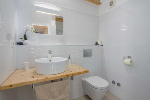 Rustic Holiday house Harmonie with private pool and large garden - Kapovci, Island Krk in Brusići