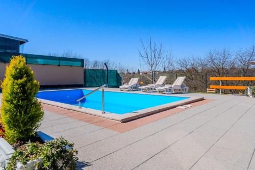 Timber Cottage With Pool - Happy Rentals
