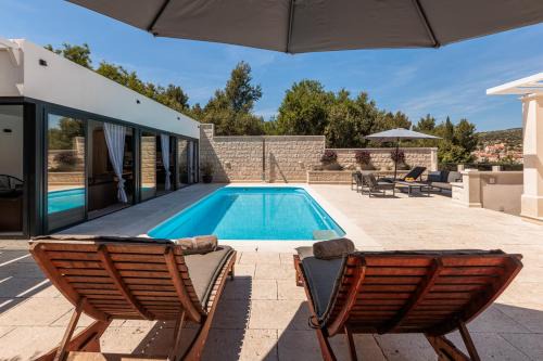 Villa TM with private heated pool, poolhouse & private garage in Milna