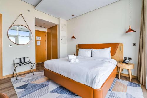 StayShort - Stylish Studio Novotel JVT with Access to 5-Star Hotel Pool, Gym & Spa - Sleeps 2 in Dubai
