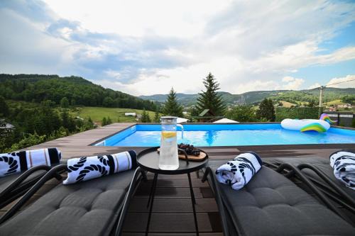 Country Chic Villa with Pool in Mrginj