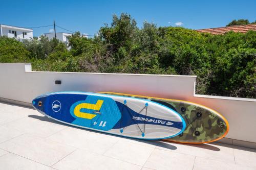 Beachfront Villa Marivi with Pool, Jacuzzi and Game Room in Podglavica