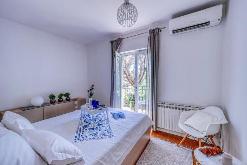 Holiday House Serenity with Garden & BBQ in Malinska, otok Krk in Vantačići