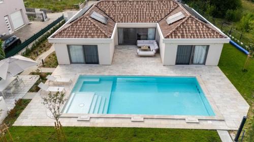 Luxury Villa Melanie near Split, heated pool in Dugopolje