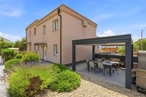 Holiday house "Sabine pink" with heated pool in Skrbčići