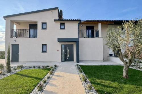 4-Bdroom Family Villa Sleeps 20 w Pool and Hot tub in Montižana