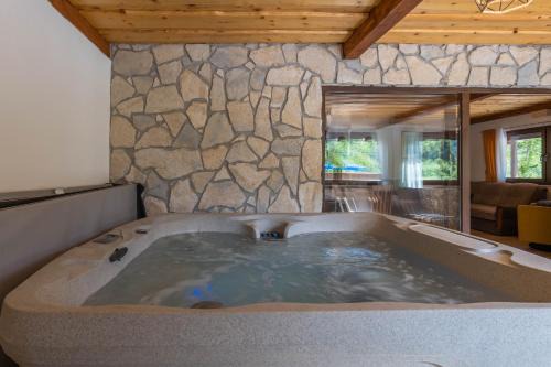 Forest Retreat with Pool & Jacuzzi near Plitvice by Destination GREEN Croatia in Bužim