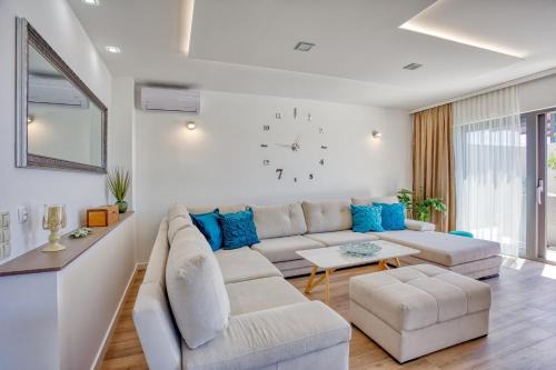 LUXURY VILLA PARADISE 120m from sandy beach, heated pool, billiard, max 12 pax