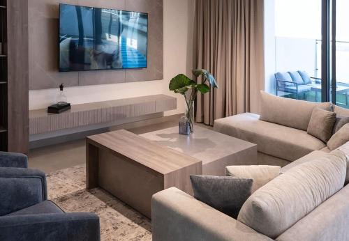 Luxury Villa overlooking sea with private pool in Al Ḩamrīyah