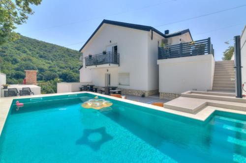 House with three apartments Maka