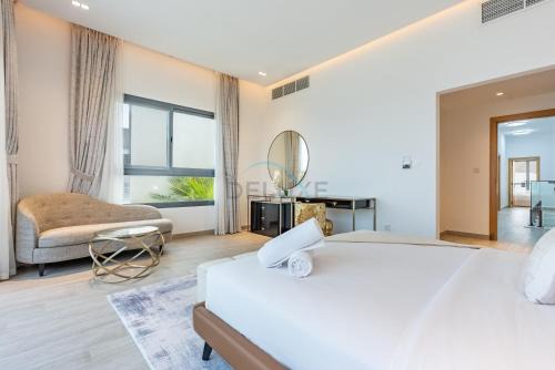 Exclusive 4BR Villa with Assistant Room, Lush Garden & Private Pool Facing Panoramic Sea Views, Al Dana Island, Fujairah by Deluxe Holiday Homes in Fujairah
