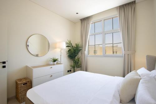 Modern 4BR Lakes Villa Near Marina & Palm in Dubai