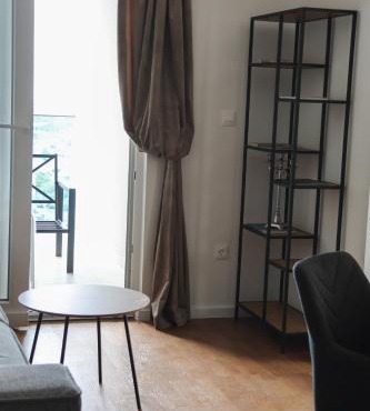 BRIGHT apartment Split with garage